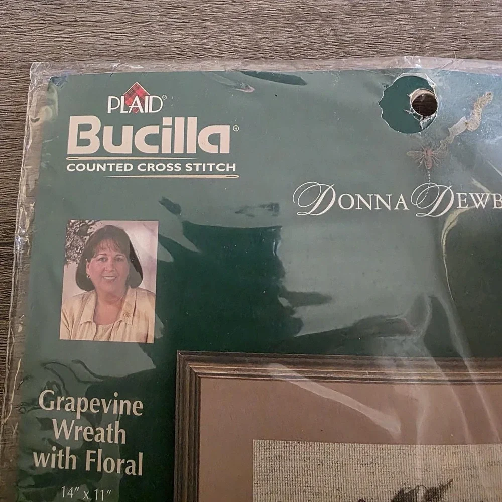 VTG Bucilla Grapevine  Wreath Floral Heart  Counted Cross Stitch Kit 43092 14x11